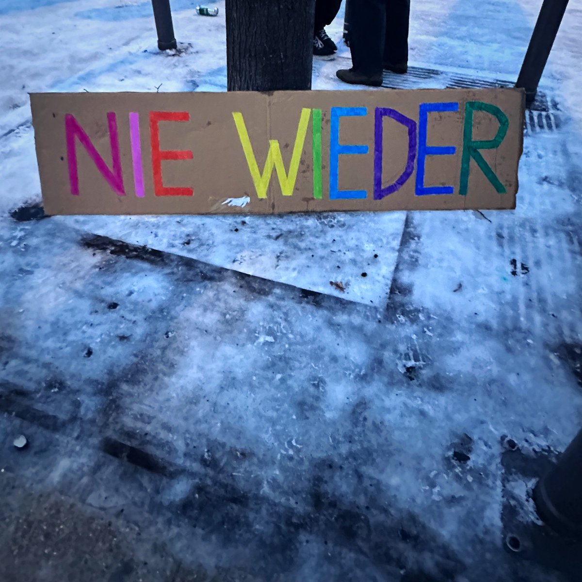 janakuehle's tweet photo. Danke an alle, die aufstehen und für unsere Demokratie einstehen. #noafd, #keinplatzfuernazis, #hamburggegenrechts, #hamburgstehtauf, @greenpeace_de, @GreenpeaceHH https://t.co/EXjDzVdPi0
