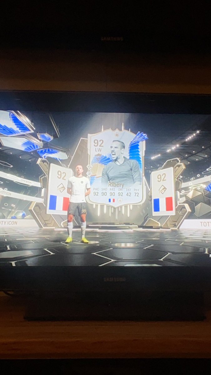 JohnJ1816's tweet photo. @MattHDGamer Managed to pull a TOTY icon in the short time the servers were okay 😂 https://t.co/XLcmMTIUWK