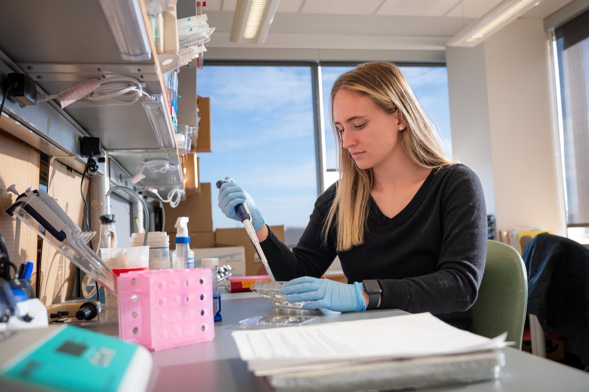 Mia Carrarini wants to have a career in medicine. She's getting a head start by researching potential treatments for preemies.
cmu.edu/mcs/news-event…