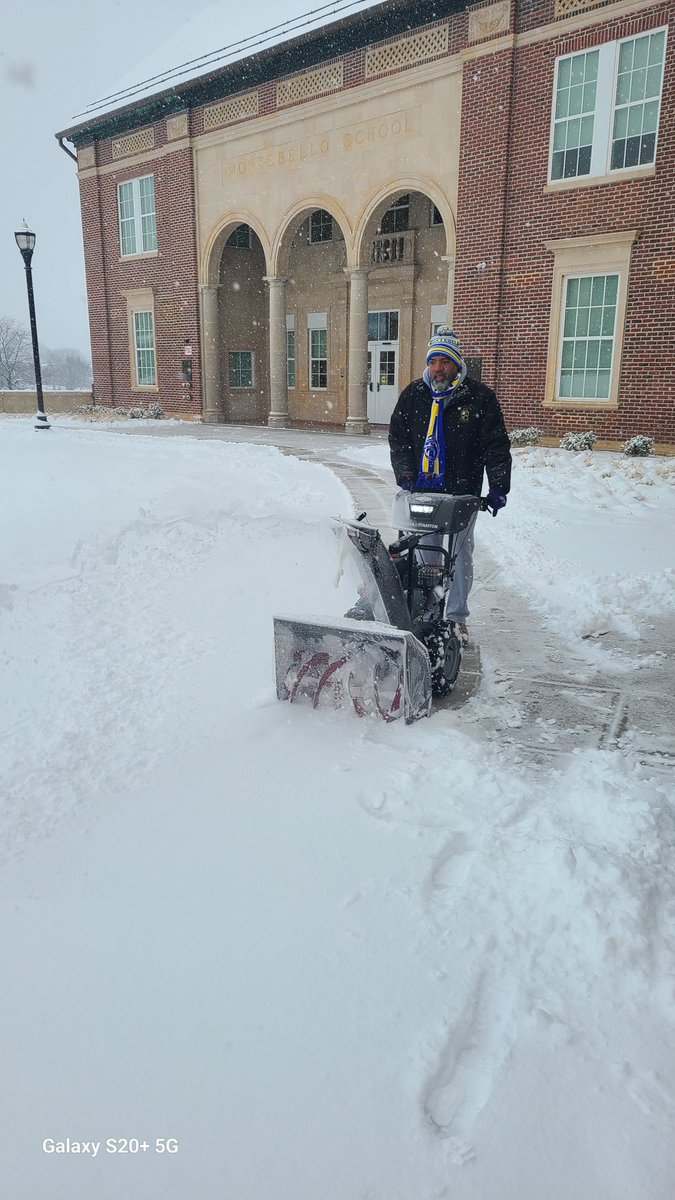 PrincipalTKM44's tweet photo. Snow days mean the Principal is essential and has to get school ready https://t.co/spSVIDmC4Z