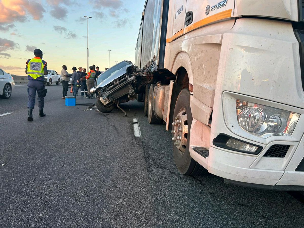 EMER_G_MED's tweet image. A forty three year old male motorist was treated for moderate injuries following a collision in Midrand, Johannesburg earlier.

Emer-G-Med
#whensecondscount