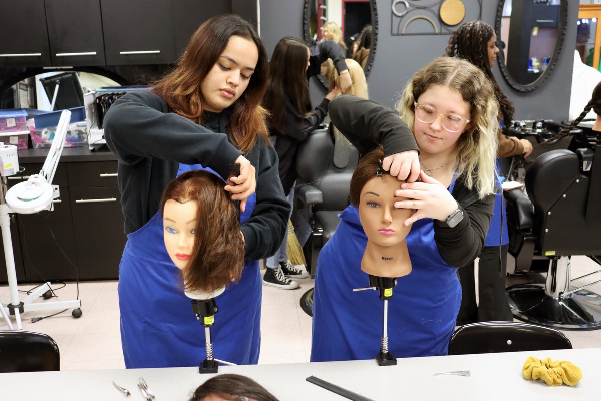 LaVergne Cosmetology gives students hands-on experience

#RCSCareerReady: Students can walk away with hours towards their cosmetology license

January 22, 2023

By BARTON HENLEY
Rutherford County Schools

Continue reading:
rcschools.net/apps/news/arti…