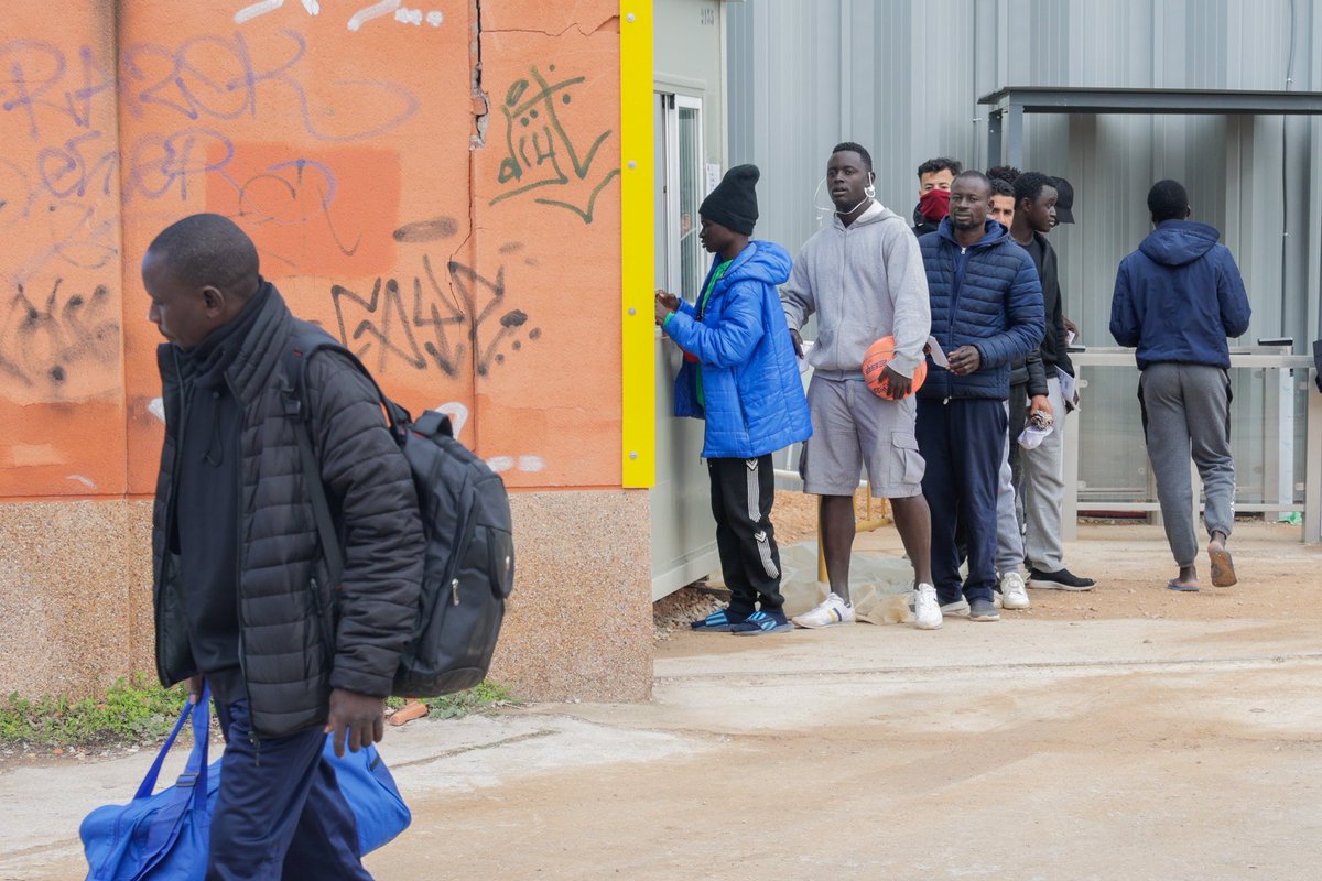 GcSergioP's tweet photo. Un millar de migrantes fueron instalados el pasado mes de octubre en el cuartel del ejército de Alcalá de Henares.

Estas son algunas imágenes del reportaje que puedes leer en @20m 

https://t.co/TxVvB95MwN https://t.co/tYN6LKC3Vo