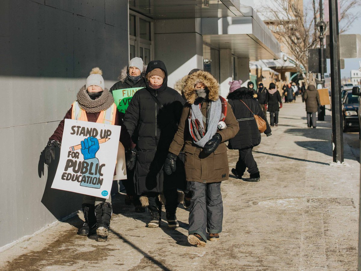 SaskTeachersFed's tweet image. Over 13,000 STF members are striking on Monday, January 22. Find a demonstration site near you and support teachers in your community: bit.ly/STFJan22 
#ISupportSTF