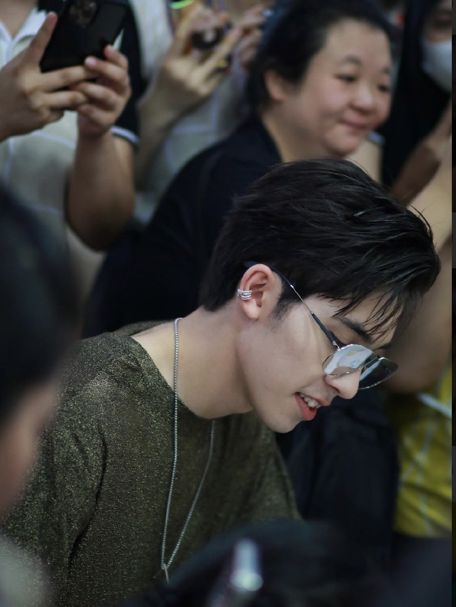 ryan_panyaFC's tweet photo. งาน open hose  ของวิทยาลัยเทคโนโลยีสยาม (สยามเทค) น้องไรอันร่วม ให้กำลังใจนักเรียนใหม่และร้องเพลงเพื่อสร้างสีสันให้งานวันนี้ 🤎 Twins The Series Ryan Panya Mcshane
#FrameRyan #DaddyRyla #Ryanpanya #ryanpanya_mcshane #twinstheseries https://t.co/z5ySIhdMTW