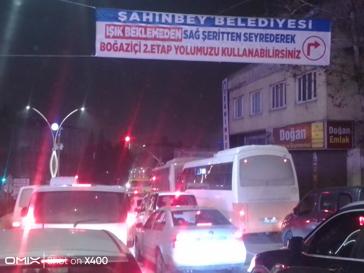 Siz yol yapmışsınız, iyi de düşünülmüş teşekkür ederiz. Hatta yolun nasıl kullanılacağını da belirtilmiş. Sizce Antep'de sağa dönüşlerin serbest olduğu kavşaklarda sağa dönüşlerin olacağı şeridi boş bırakırlar mı?
#Gaziantep #şahinbeybelediyesi #trafik