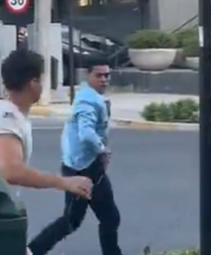 Motochorros caribeños protagonizaron el robo de un Rolex en restobar de Vitacura. Ojo, lo más probable q fueron dateados por personal del mismo lugar para cometer el asalto. Uno de estos invitados por Piñera está identificado..👇