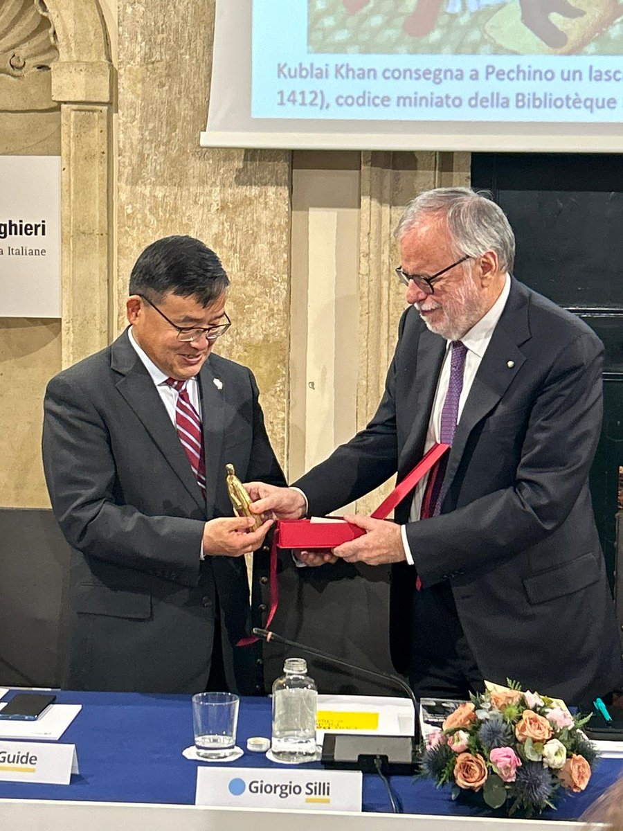 Dopo il convegno su Marco Polo a Palazzo Firenze, il Presidente #Riccardi consegna all'ambasciatore Jia Guide un sigillo con l'effigie di Dante Alighieri.  

Grazie a chi ha seguito la diretta e a chi ha partecipato in presenza, a presto per le prossime iniziative <a href="/la_dante/">Società Dante Alighieri</a>