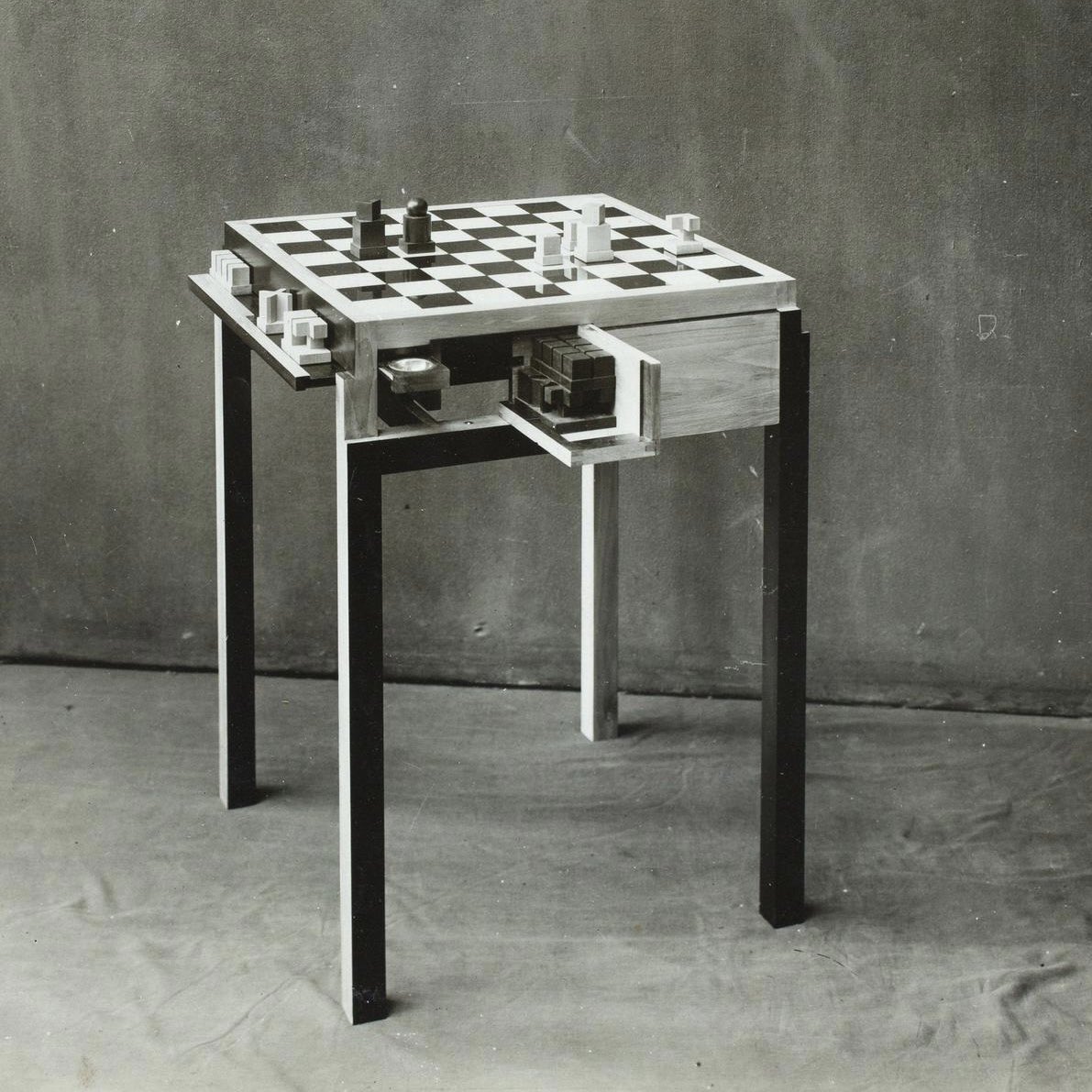 #Chess table by Heinz Nösselt with figures by Josef Hartwig, 1924. Photo by Lucia Moholy.

Discover the Bauhaus Chess: shop.bauhaus-movement.com/bauhaus-chess-…