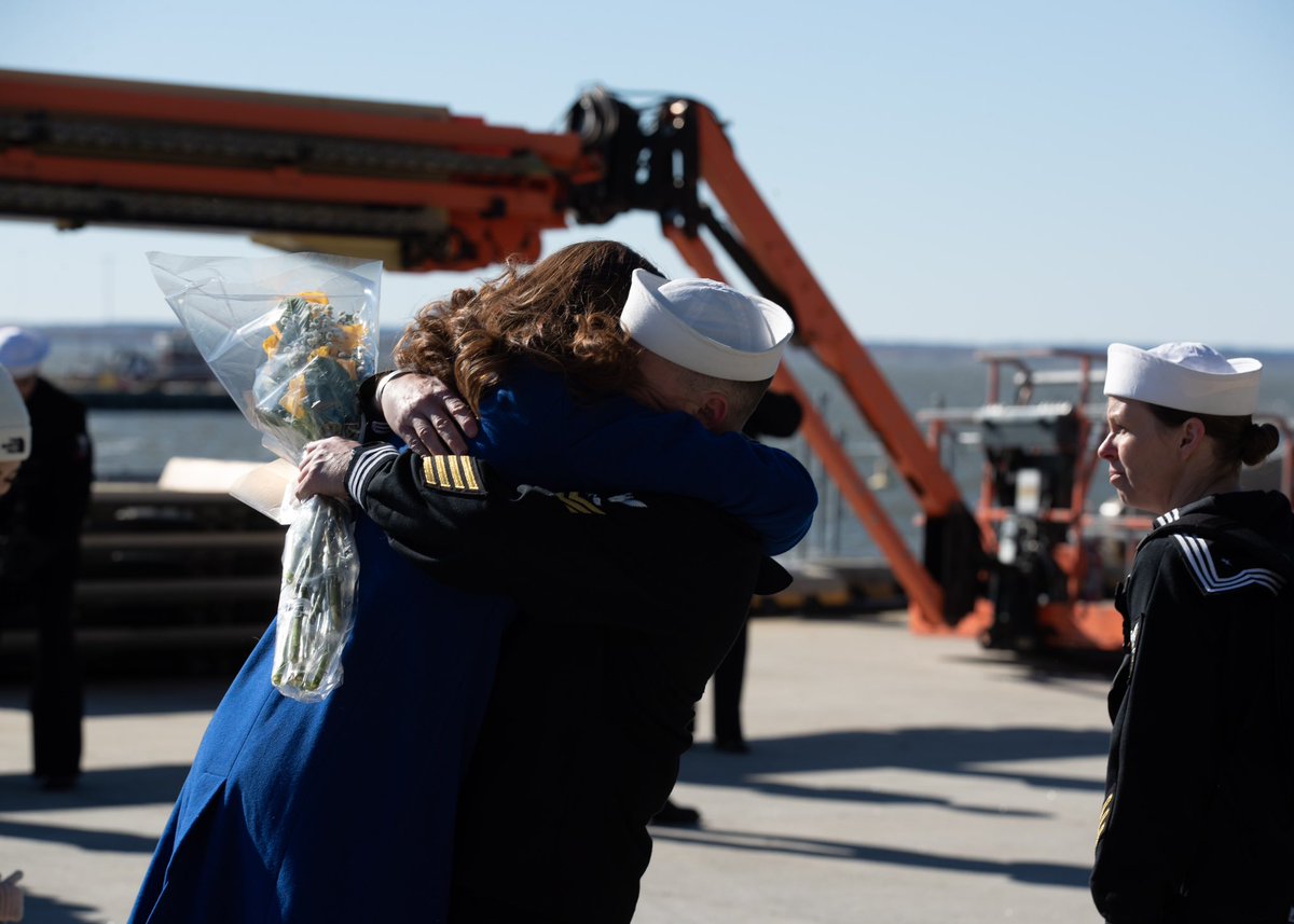 A reunion ❤️💙🤍

The world’s largest aircraft carrier returned to its homeport in Norfolk, Virginia following the ship’s eight-month maiden deployment, Jan. 17.