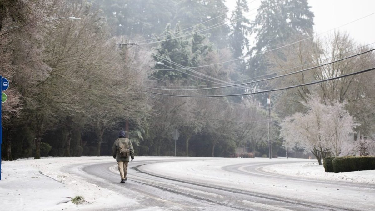 At least 45 people have died in the past two weeks after storms have hit much of the U.S. with rain, snow, wind and bitter cold temperatures trib.al/1ItpUgE