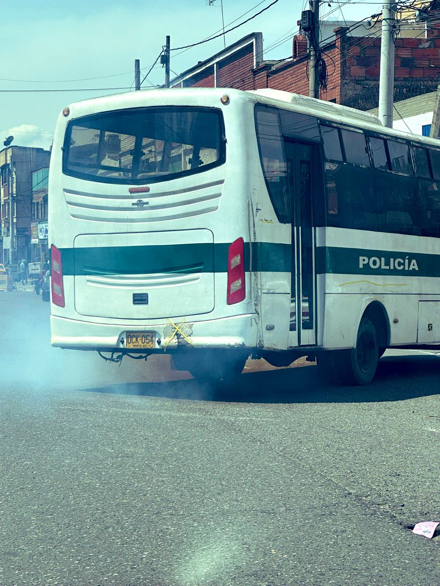 EdwarMu03066867's tweet photo. ¿Quien le hace control de gases a los vehículos de la @PoliciaColombia que circulan en la ciudad de Bogotá? Porque la ley es para todos https://t.co/WLhJ71bug2