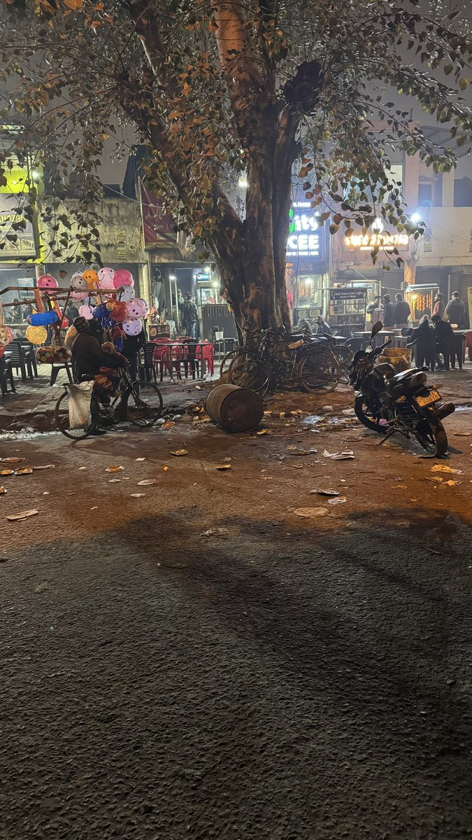 kanikaydv's tweet photo. @mlkhattar @MCF_Faridabad @BJP4India @KPGBJP 

This is the condition of one of the good sectors of Faridabad.

Location- Food street, Sector-16 https://t.co/kcrg6KzosX