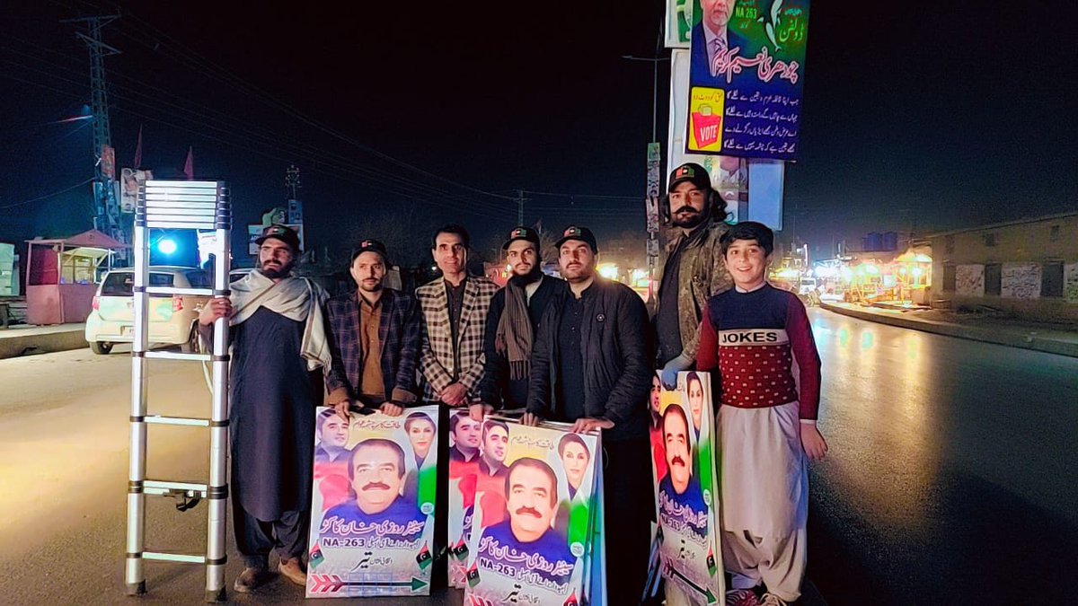 BalochistanPyo's tweet photo. Quetta: People's Youth Organization under the leadership of provincial president of Balochistan Ain Al-Din Kakar along with his team are installing pinaflex in various areas including Baba Chowk and Giant Road. https://t.co/V8fo0Omqar