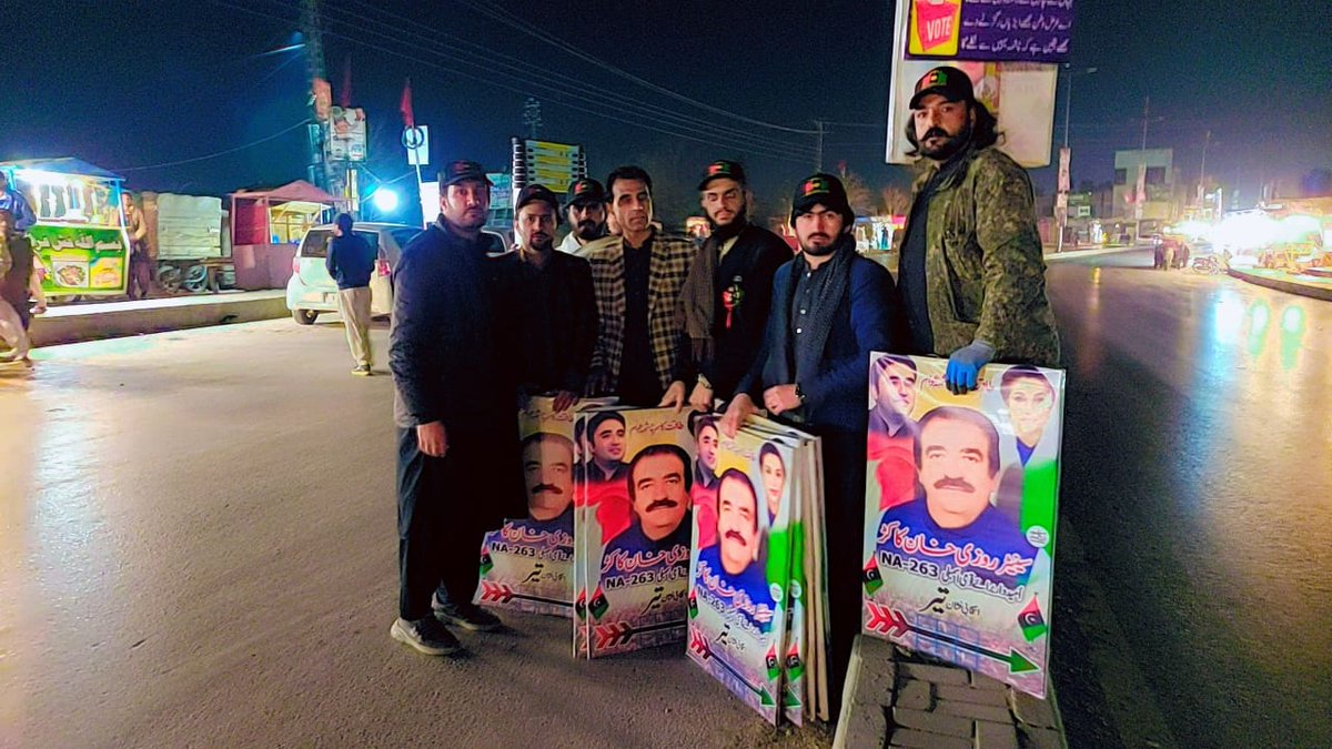 BalochistanPyo's tweet photo. Quetta: People's Youth Organization under the leadership of provincial president of Balochistan Ain Al-Din Kakar along with his team are installing pinaflex in various areas including Baba Chowk and Giant Road. https://t.co/V8fo0Omqar