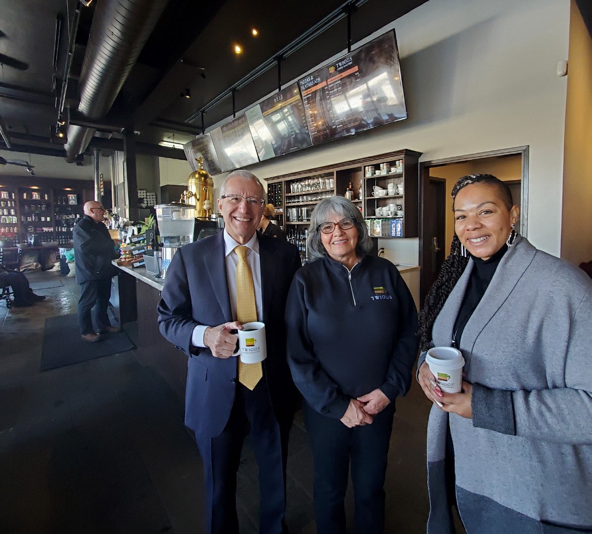 Stopped off for lunch at Twiggs Coffee Roasters in #NorthBay.   Since 1995, their coffee beans have been roasted fresh in-house each day! ☕️☀️   Jennifer Twigg’s successful entrepreneurial accomplishments have seen them open multiple locations across Northern #Ontario.