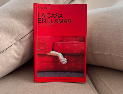 FundacionFilba's tweet photo. La casa en llamas de Ann Beattie: cuentos que se sienten como una puñalada, una herida precisa y angustiante. 
#FilbaRecomienda
@DanidaniJ
@ChaiEditora https://t.co/GoA7MpFqX6