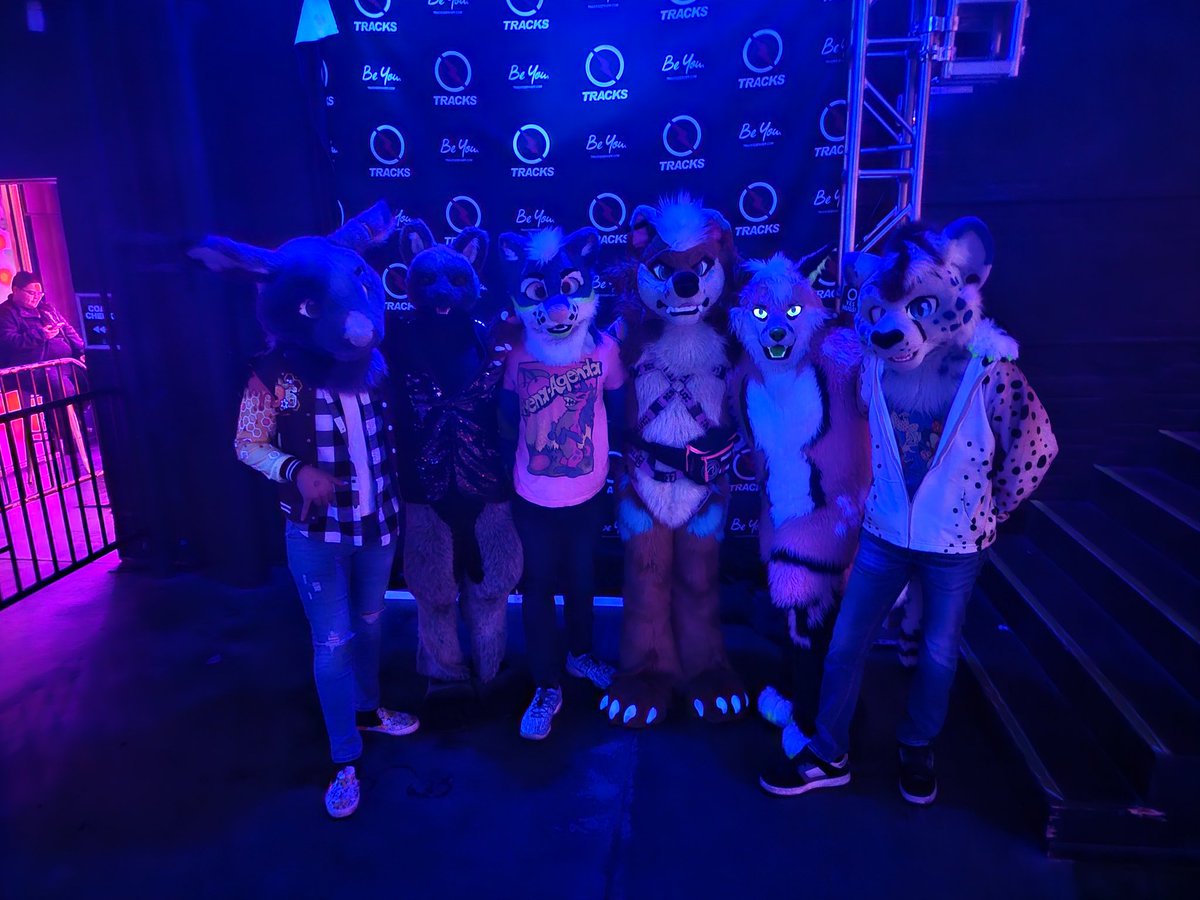Just another awesome night hanging out with some awesome friends. Happy #FursuitFriday <a href="/trashrabbet/">Virgil🇬🇧</a> <a href="/Timberwoofski/">💙TimberWoofSki💚</a> <a href="/FoxDaemon/">Ahwn the Digital Fox</a> @CheetahNero