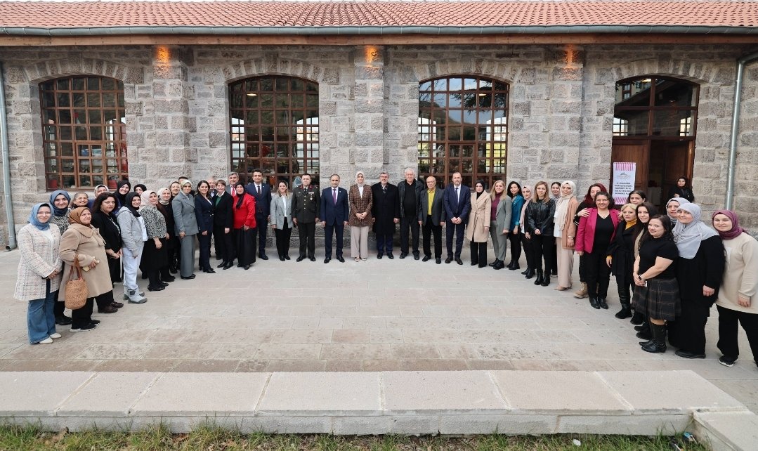 Olgunlaşma Enstitüsü bünyesinde faaliyet gösterecek olan Kadın Kültür Evleri ve Kooperatiflerinin ürünlerinin de yer aldığı Kadın Emeği Pazarı’nın açılışı, Valimiz Sayın <a href="/kubrayigitbasi/">Doç. Dr. Kübra Güran Yiğitbaşı</a> ve il protokolün katılımıyla gerçekleştirildi.
<a href="/AfyonValiligi/">T.C. Afyonkarahisar Valiliği</a> 
<a href="/afyonilmem/">Afyonkarahisar İl Milli Eğitim Müdürlüğü</a>