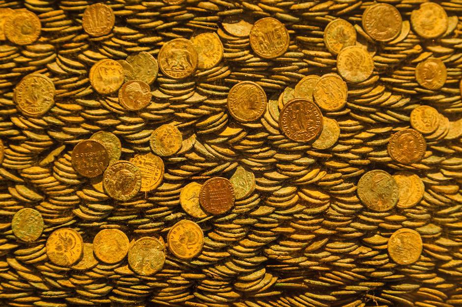 IbrahimArman19's tweet photo. Laurence Egerton discovered one of the largest Roman coin hoards in UK history near Seaton Down in Devon. The massive hoard consisted of 22,888 Roman coins, dating from between 260. #GalaxyS24 #σεισμος #Dakar2024 ##WeArePomu #مصر_غانا ##DiscoverMagic #PrincessCatherineOfWales https://t.co/zXHhrDsxO3