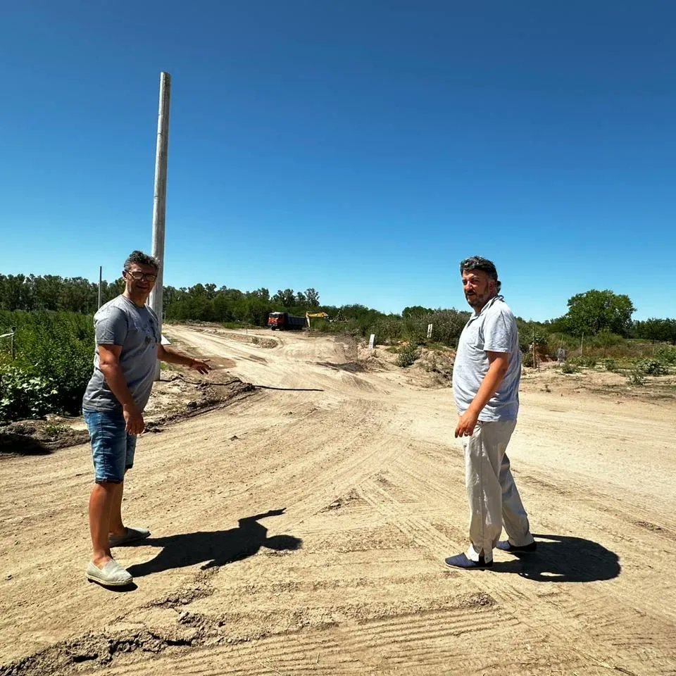 RRuete's tweet photo. Con el concejal @alecidmenna recorrimos las obras del loteo Procrear de Vicente Casares donde 400 familias podrán construir su hogar en @MuniCanuelas @marisafassi @GustavoHArrieta #defenderlaobrapublica https://t.co/VEVGEBLc0R