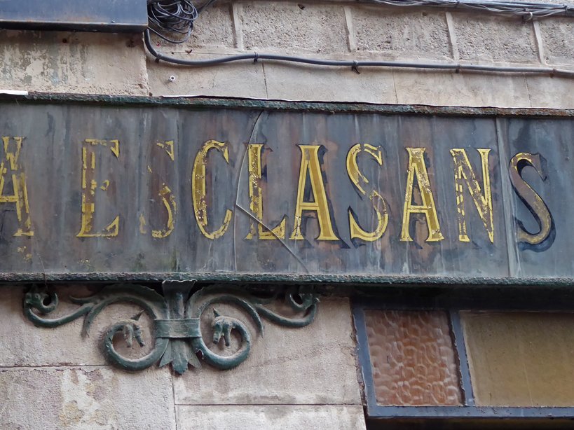 RetroSignage's tweet photo. Maria Esclasans i Batet - ANTIGÜEDADES  #Barcelona #retrosign #retrosignage #enseigne #rotulo #bcn #barna #Clasico #citymakers #architecture #city #vintage #Barcelone #comomolabarcelona #photography #photooftheday #photo #photoshoot #StreetArt #StreetStyle https://t.co/sFW745TDPQ