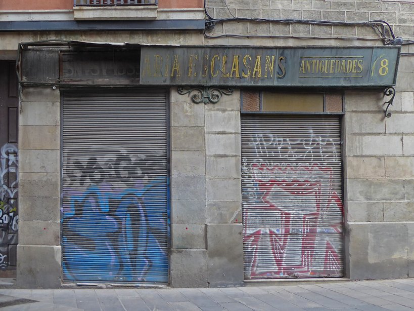Maria Esclasans i Batet - ANTIGÜEDADES  #Barcelona #retrosign #retrosignage #enseigne #rotulo #bcn #barna #Clasico #citymakers #architecture #city #vintage #Barcelone #comomolabarcelona #photography #photooftheday #photo #photoshoot #StreetArt #StreetStyle