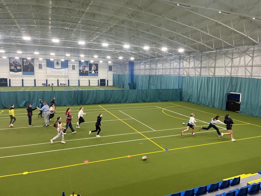 strath_sport's tweet photo. You love to see it 👏
Great turnout for our Girls Rugby training session tonight in the Wilson Hall 🏉🔥

#StrathRugby #FridayNightDoneRight #RugbyFamily #GameChangers https://t.co/lbCI7a8F1E