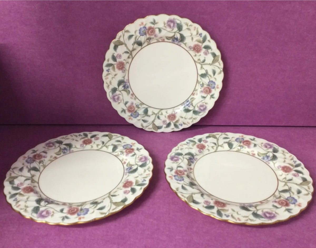 shops_bh's tweet photo. Such pretty gold rimmed bone china dinner plates. The pattern is #LaPrada by #Noritake. Check out the whole set which we’ve split up to list. #dinnerservice #dinner #bonechina #pretty #Bolton https://t.co/vd9oYrcGxA