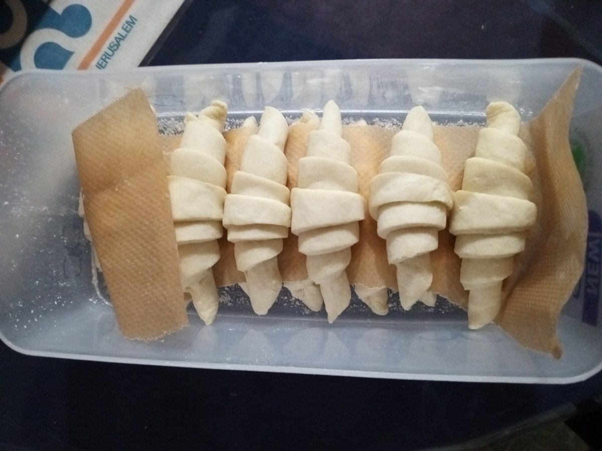 Bosen baca cerita PEMILU yang sangat sedih, tapi juga sadis, ikut berdukacita atas berpulangnya kebebasan berpendapat kepada jaman hanya boleh pilih satu partai saja, klo tdk ortunya bisa dipecat. Lebih baik aku kembali pd republik Croissant 🥐