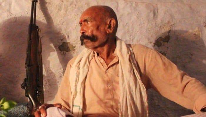 Pakhiwass_12's tweet photo. _*"میں ڈاکو ضرور آں پر بےغيرت نئی آں۔"*_
مولانا محمد امین صفدر اوکاڑوی رحمۃ الله علیہ نےاپنی کتاب میں لکھا، فرماتے ہیں:
مجھے وہاڑی کے ایک گاؤں سے بڑا محبت بھرا خط لکھا گیا
کہ مولانا صاحب ہمارے گاؤں میں آج تک سیرة النبى صلی
اللہ علیہ وآلہ وسلم پر بیان نہیں ہوا۔
ہمارا بہت دل کرتا ہے، آپ ہمیں وقت عنایت فرما دیں ہم تیاری کر لیں گے۔
میں نے محبت بھرے جزبات دیکھ کر خط لکھ دیا کہ فلاں تاریخ کو میں حاضر ہو جاؤں گا۔
دیے گئے وقت پر میں فقیر ٹرین پر سے اتر کر تانگہ پر بیٹھ کر گاؤں پہنچ گیا تو آگے
میزبانوں نے مجھے ھدیہ پیش کرکے کہا
مولانا صاحب آپ جا س��تے ہیں،
ہم بیان نہیں کروانا چاہتے۔
وجہ پوچھی تو بتایا کہ ہمارے گاؤں میں %90 قادیانی ہیں
وہ ہمیں دھمکیاں دیتے ہیں
کہ
نہ تو تمہاری عزتیں
نہ مال
نہ گھربار محفوظ رہیں گے۔
اگر
سیرة النبى (صلی اللہ علیہ وآلہ وسلم) پر بیان
کروایا تو۔
مولانا ہم کمزور ہیں
غریب ہیں
تعداد میں بھی کم ہیں
اس لیے ہم نہیں کرسکتے۔
میں نے لفافہ واپس کر دیا اور کہا
بات تمہاری ہوتی یا میری ہوتی تو واپس چلا جاتا۔
بات مدینے والے آقا صلی اللہ علیہ وآلہ وسلم کی عزت کی آگئی ہے۔
اب بیان ہوگا ضرور ہوگا۔
وہ گھبرا گئے کہ حضرت
آپ تو چلے جائیں گے مسئلہ تو ہمارے لیے ہوگا۔
میں نے کہا،
"اس گاؤں کے آس پاس کوئی ڈنڈے والا یعنی بااثر یا غنڈہ ہے؟"
انہوں نے بتایا کہ گاؤں سے کچھ دُور نُورا ڈاکو رہتا ہے !
پُورا علاقہ اس سے ڈرتا ہے۔
میں نے کہا چلو مجھے لے چلو نُورے کے پاس
جب ہم نورے کے ڈیرے پر پہنچے دیکھ
کر نورا بولا اج خیر اے!
مولوی کیویں آگئے نے؟
میں نے کہا کہ
بات حضور صلی اللہ علیہ وآل�� وسلم کی عزت کی آگئی ہے تم کچھ کرو گے؟
میری بات سن کر نورا بجلی کی طرح کھڑا ہوا اور بولا،
"میں ڈاکو ضرور آں پر بےغيرت نئی آں۔"
وہ ہمیں لے کرچل نکلا
مسجد میں 3 گھنٹے بیان کیا میں نے۔
اور نورا ڈٹ کر کھڑا رہا۔
آخر میں نورے نے یہ کہا
کہ اگر کسی نےمسلمانوں کی طرف آنکھ اٹھا کر بھی دیکھا تو نورے سے بچ نہیں سکے گا۔
میں واپس آگیا
کچھ ماہ بعد میرے گھر پر ایک آدمی آیا
سر پر عمامہ
چہرے پرداڑھی
زبان پر درود پاک کا ورد ۔۔۔!
میں نے پوچھا،
"کون ہو..؟ "
وہ رو کر
بولا،
"مولانا …
میں نورا ڈاکو آں۔
جب اس دن میں واپس گھر کو لوٹا جا کر سو گیا.
آنکھ لگی ہی تھی
پیارے مصطفٰی کریم صلی اللہ علیہ وآلہ وسلم میرے خواب میں تشریف لائے۔
میرا ماتھا چوما اور فرمایا،
"آج تو نے میری عزت پر پہرہ دیا ہے، میں اور میرا اللہ تم سے خوش ہوگئے ہیں۔
اللہ نے
تیرے پچھلے سب گناہ معاف فرما دیئے ہیں."
مولانا صاحب اس کے بعد میری آنکھ کھلی تو سب کچھ بدل چکا تھا اب تو ہر وقت آنکھوں سے آنسو ہی خشک نہیں ہوتے مولانا صاحب میں آپ کا��کریہ ادا کرنے آیا ہوں آپ کی وجہ سے تو میری زندگی ہی بدل گئی میری آخرت سنور گئی ہے۔۔۔۔۔۔۔
اے میرے پیارے اللہ جو شخص بھی اس کو شیئر کررہاہےاس کو حضور صلی اللہ علیہ وآلہ وسلم کی خواب میں زیارت اور قیامت کے دن شفاعت نصیب فرما، آمین