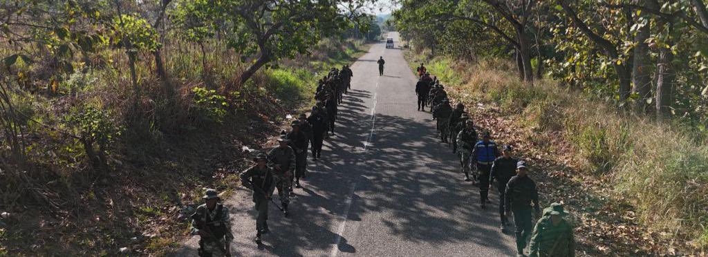 dhernandezlarez's tweet photo. El pueblo venezolano siempre estará sujeto a intrigas y engaño, sostenido por las rancias estirpes oligárquicas e imperios, usando como medio las redes sociales, intentando derrumbar el concepto moral ciudadano, sembrando leyendas negras  para dominar. 

La #FANB “Escudo protector de la patria” avanza vigilante en furia latente bolivariana por nuestros montes, selvas y llanuras en representación del pueblo, con su firme propósito y misión de salvaguardar y defender a la patria de Bolívar y a su pueblo !

Lucha, batalla y victoria !

#IntegrarEsVencer