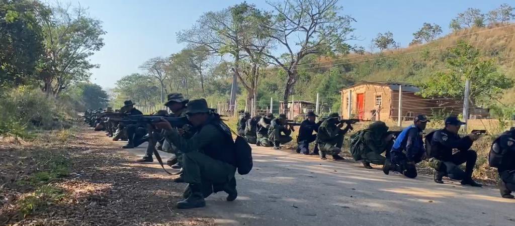 dhernandezlarez's tweet photo. El pueblo venezolano siempre estará sujeto a intrigas y engaño, sostenido por las rancias estirpes oligárquicas e imperios, usando como medio las redes sociales, intentando derrumbar el concepto moral ciudadano, sembrando leyendas negras  para dominar. 

La #FANB “Escudo protector de la patria” avanza vigilante en furia latente bolivariana por nuestros montes, selvas y llanuras en representación del pueblo, con su firme propósito y misión de salvaguardar y defender a la patria de Bolívar y a su pueblo !

Lucha, batalla y victoria !

#IntegrarEsVencer
