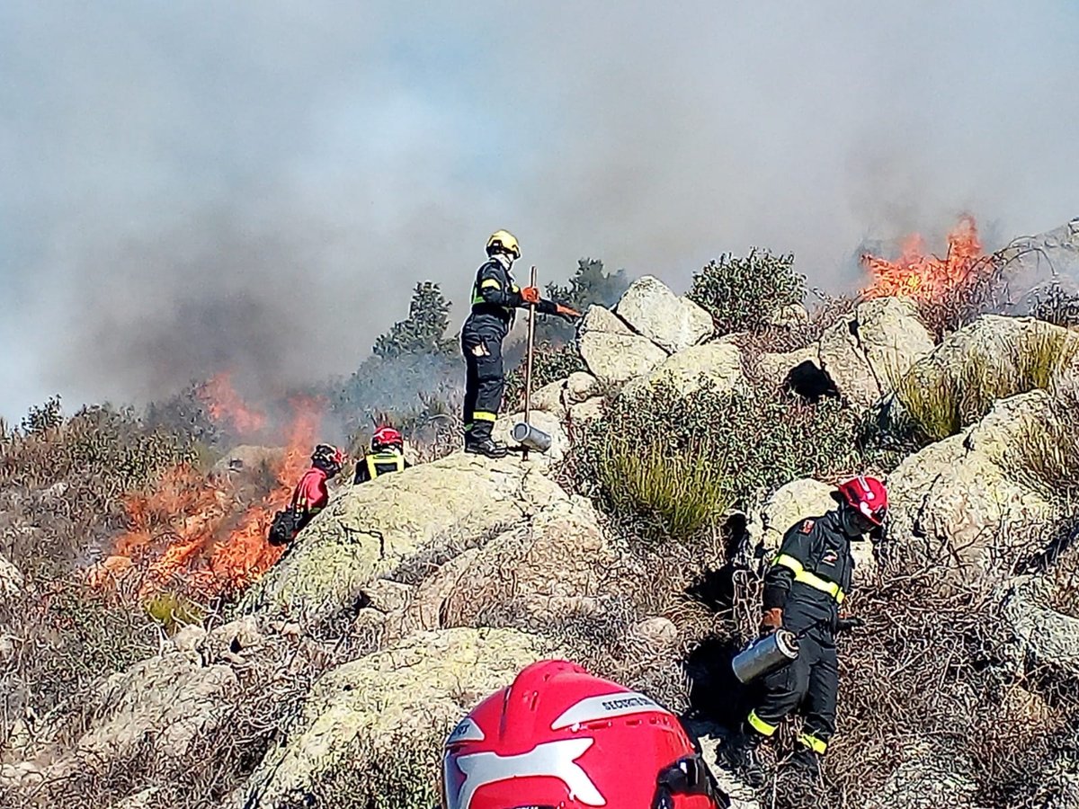 UMEgob's tweet image. Militares del #BIEM4🇪🇸 han comenzado esta semana la primera de seis colaboraciones que realizarán con los compañeros de la @uiisc1 #FORMISC 🇫🇷,  con quienes realizarán instrucción de quemas controladas en el Pirineo francés