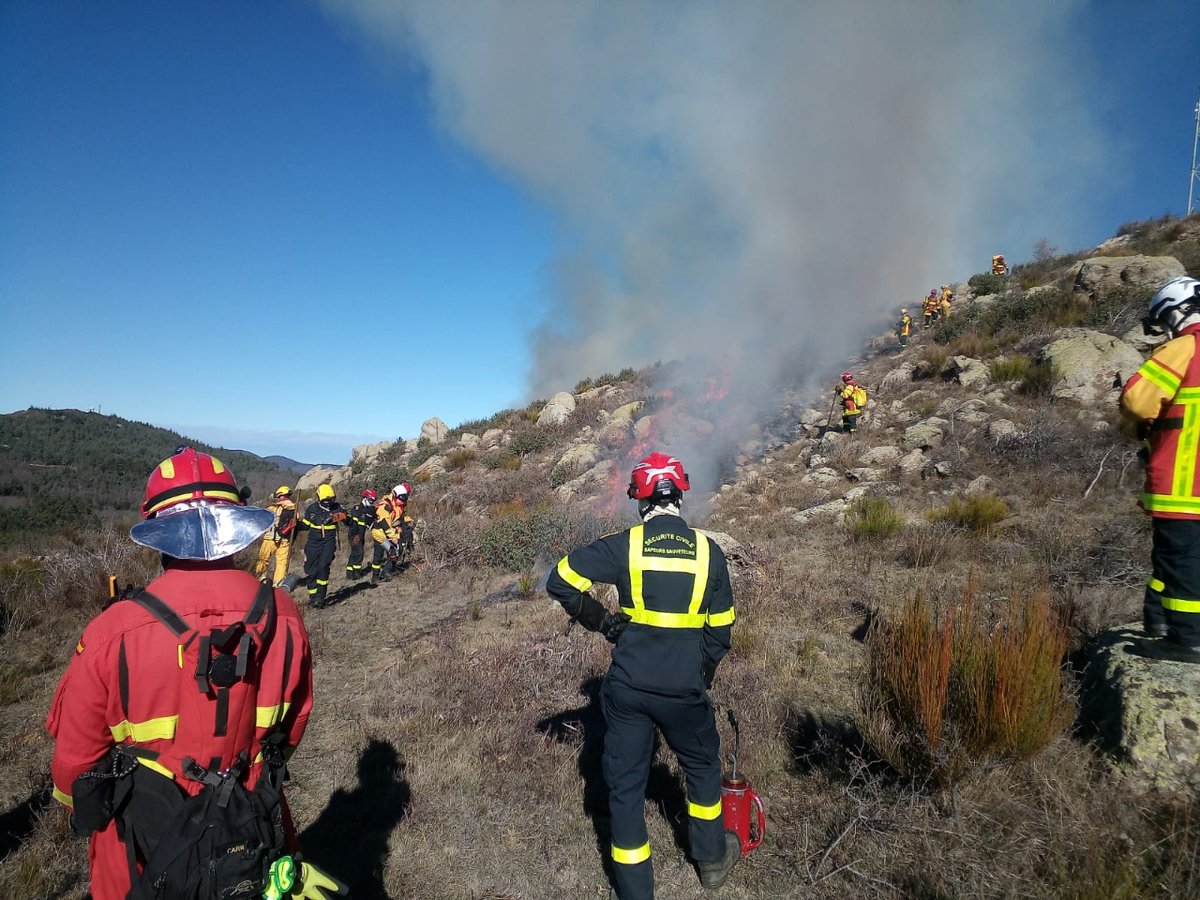 UMEgob's tweet image. Militares del #BIEM4🇪🇸 han comenzado esta semana la primera de seis colaboraciones que realizarán con los compañeros de la @uiisc1 #FORMISC 🇫🇷,  con quienes realizarán instrucción de quemas controladas en el Pirineo francés