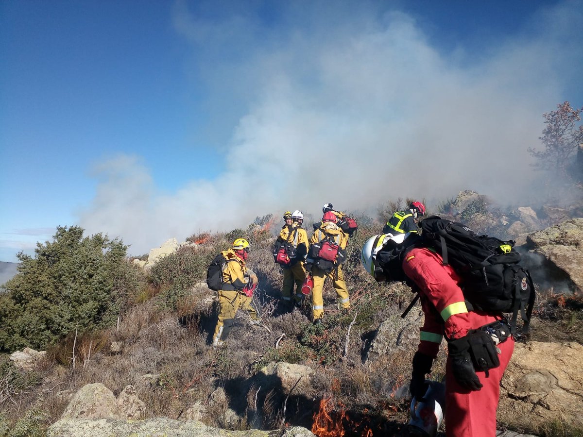 UMEgob's tweet image. Militares del #BIEM4🇪🇸 han comenzado esta semana la primera de seis colaboraciones que realizarán con los compañeros de la @uiisc1 #FORMISC 🇫🇷,  con quienes realizarán instrucción de quemas controladas en el Pirineo francés