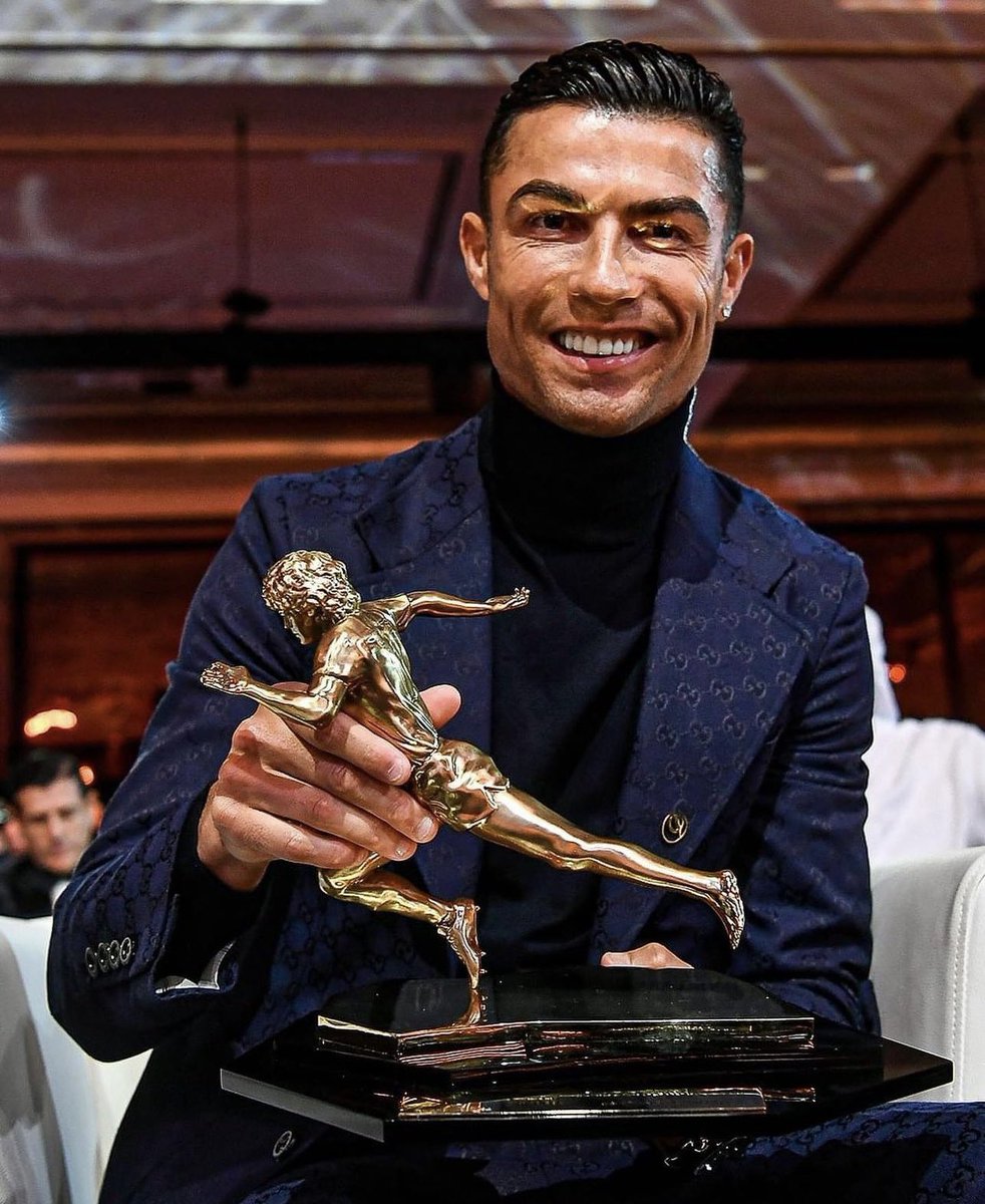 Cristiano Ronaldo with his Maradona award. 😍❤️