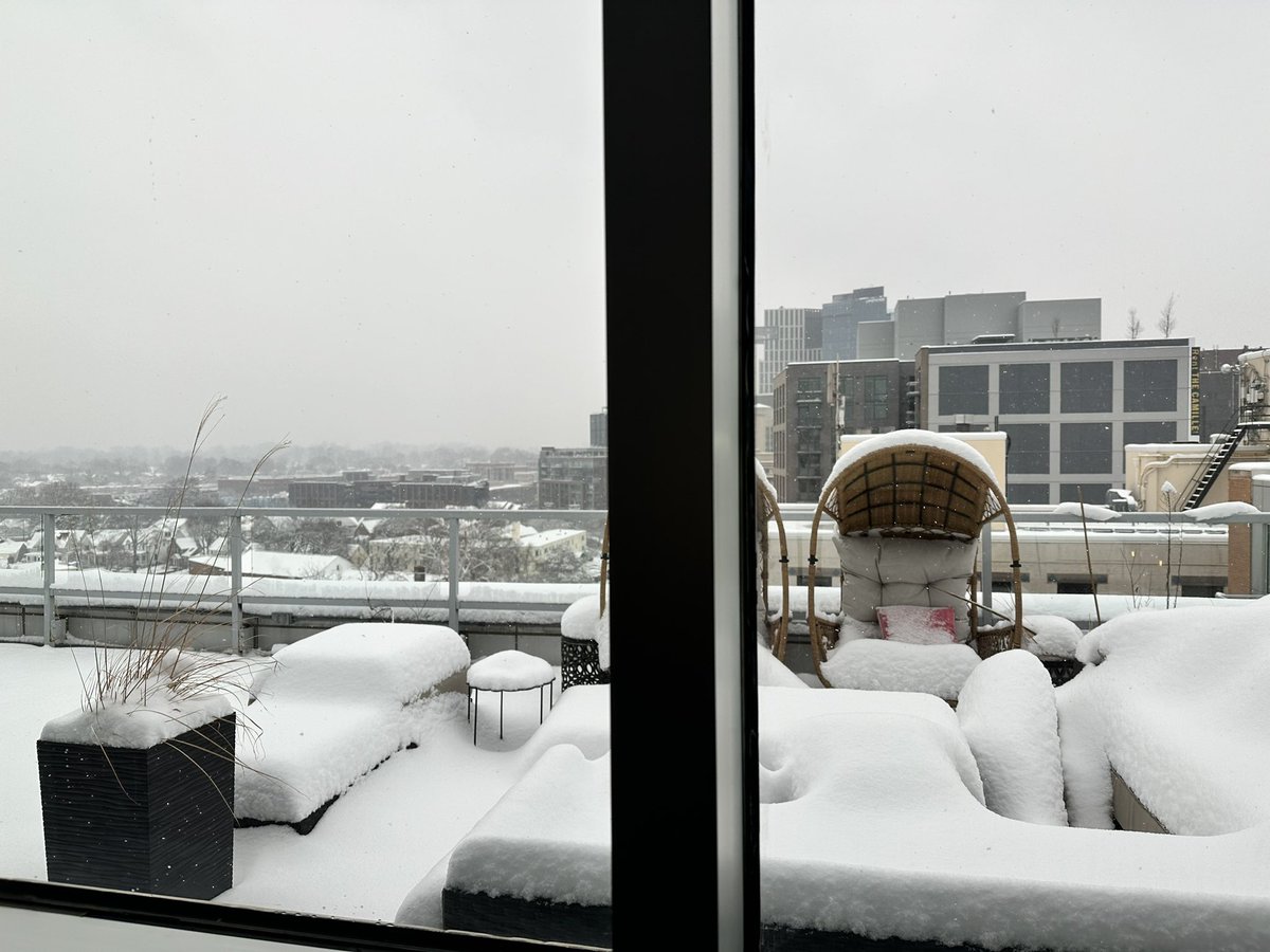 Wow — it is still snowing hard and piling up here! Bethesda #winter #DMV <a href="/capitalweather/">Capital Weather Gang</a>