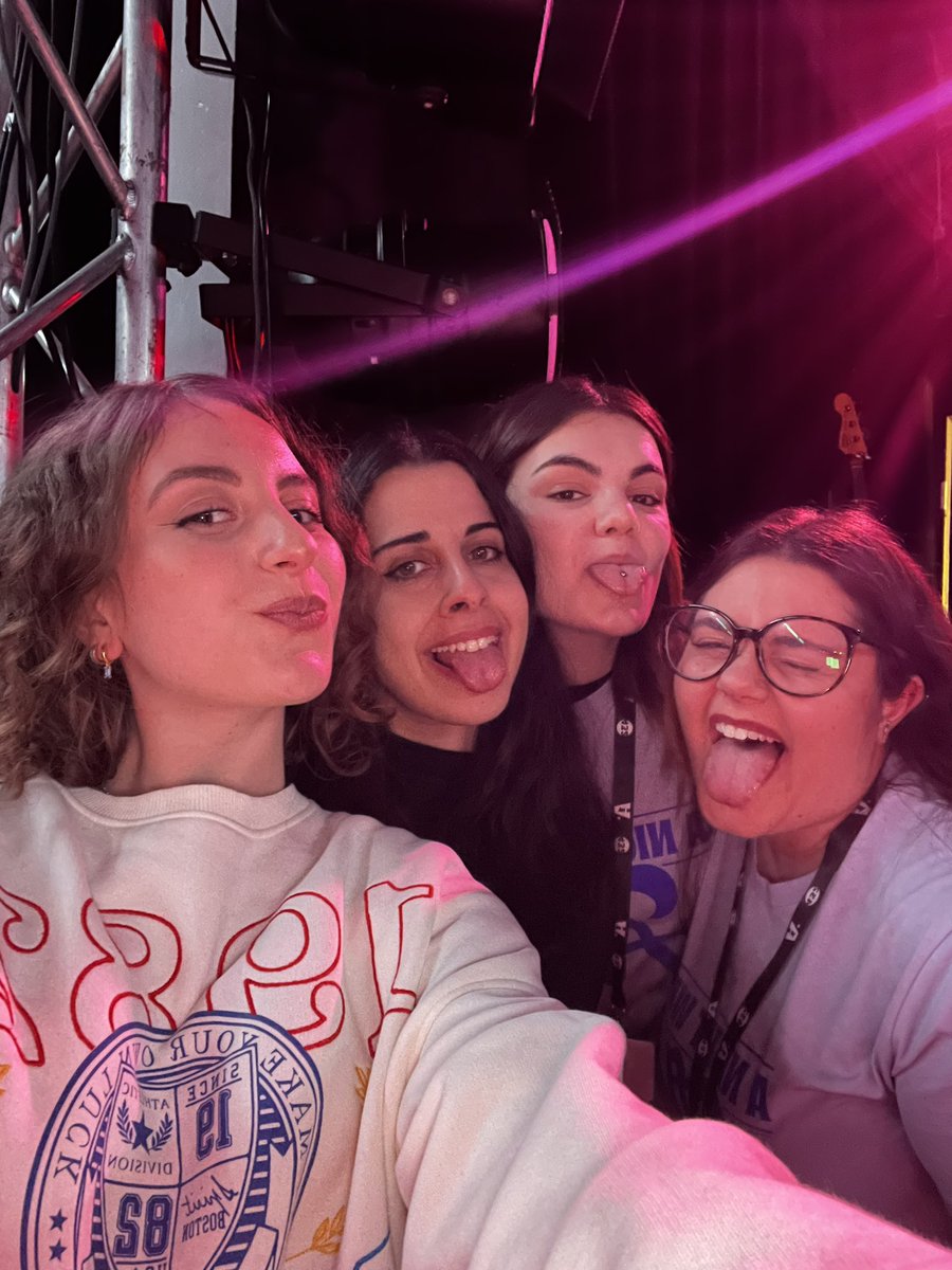 sarapecci's tweet image. Siamo terra piena di stelle⭐️
Grazie @imalexwyse per avermi fatto conoscere queste persone speciali con cui nel tempo ho condiviso tante emozioni🤍 
Milano, 17-18/01/24 
#anightwithalexwyse #alexwyse