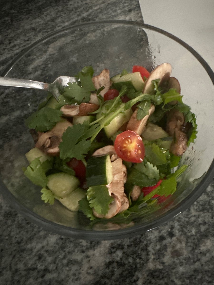 TaurusWitch22's tweet image. #Alkaline #Vegan salad 🥗 

Sliced baby Bella mushrooms
Grape tomatoes
Cucumbers
Coriander (cilantro)
Extra-virgin olive oil
Sea salt

#foodtruth #happyhealing