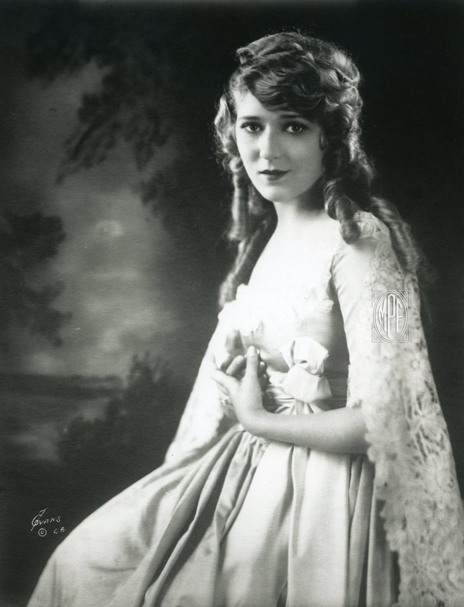 Mary captured by photographer Nelson Evans in 1921. #marypickford #nelsonevans #iconoclast #womeninfilm #hollywoodportraits
