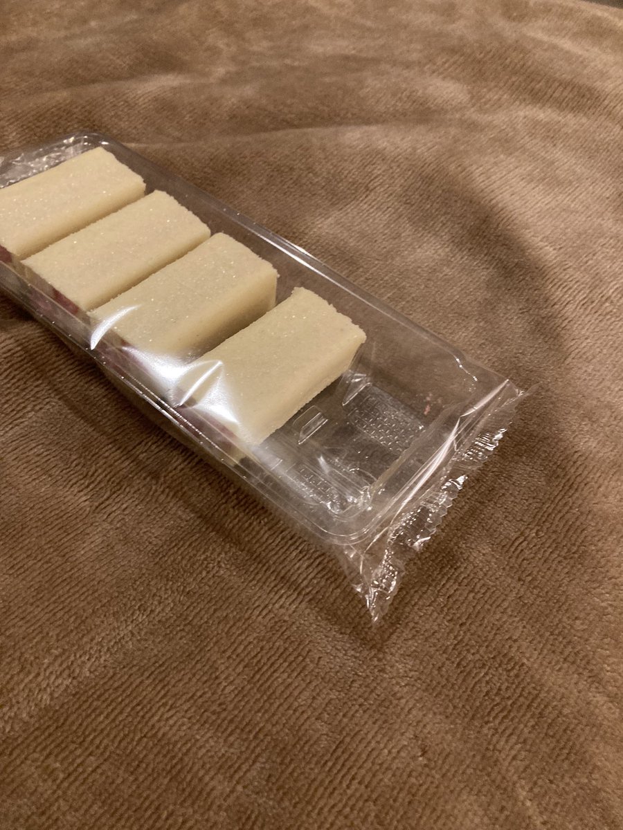 SMitchJack's tweet photo. Completely sealed. Only 4. 
Exceedingly good?
So much for the odds being in my favour.
Anyone ever opened a packet with 6 in?
#MrKipling https://t.co/hqHaceIrHB