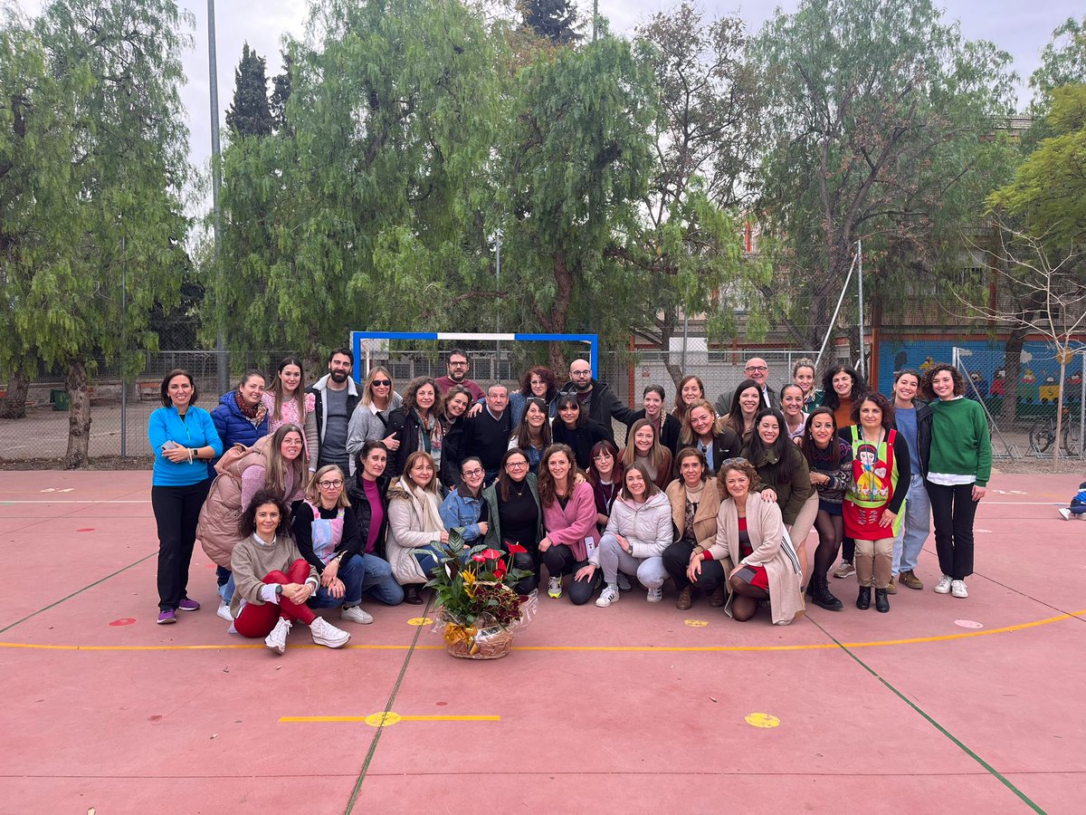 sanjoselorca1's tweet photo. Con lágrimas de gratitud y sonrisas de admiración, despedimos a una maestra excepcional que ha iluminado nuestros caminos con sabiduría y amor. Que tu jubilación sea un merecido descanso lleno de nuevos retos ilusionantes. ¡Gracias por todo, maestra querida! 💕 
 #GraciasMaestra https://t.co/5YA7cqPpPi