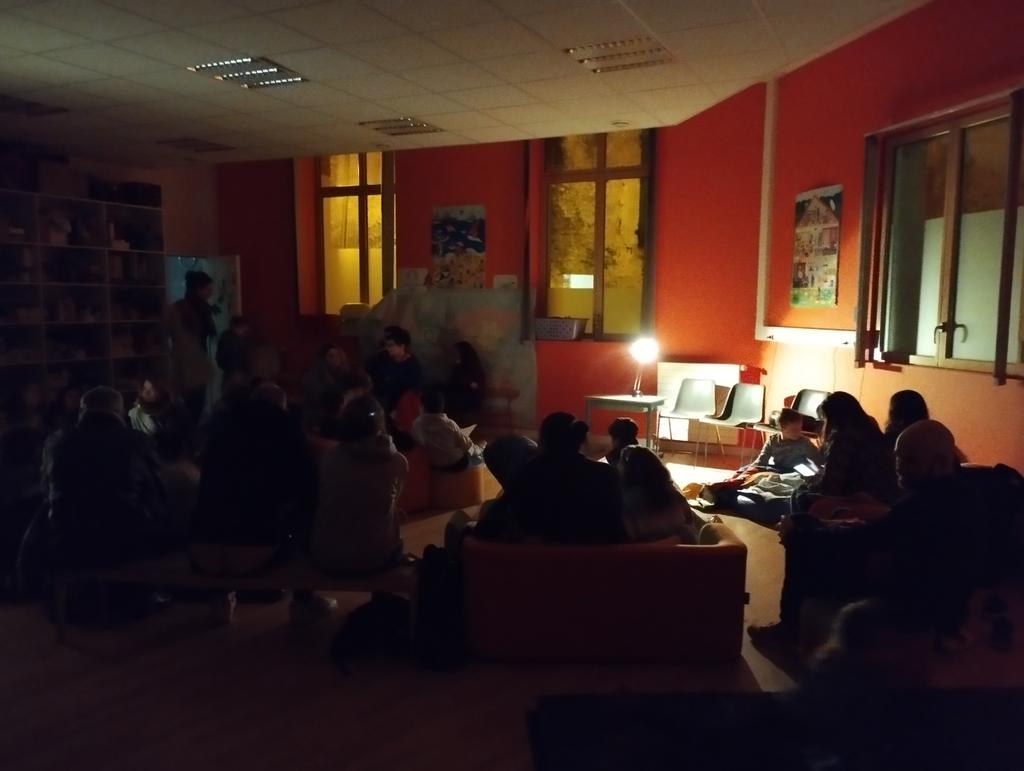 Tout le monde est prêt pour #lesnuitsdelalecture à l'école #Louisforton, en présence de nos deux assistantes d'anglais, Robyn et Maria, qui vont lire en anglais. @IEN_ALENCON <a href="/LigueOrne/">La Ligue de l'enseignement de l'Orne</a>