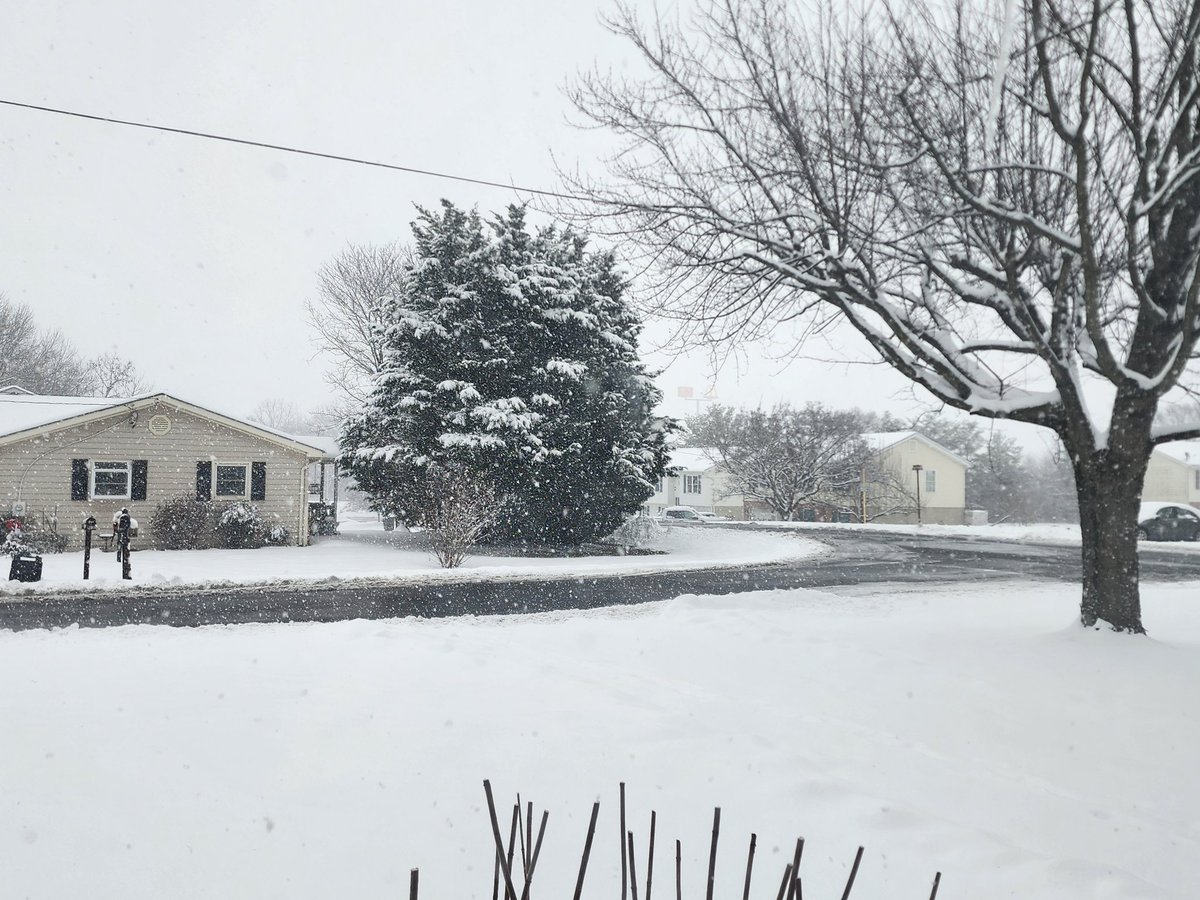 DufreneDoyle's tweet photo. Next clipper coming through here in Middletown, Va #FrederickCountyVa, beautiful snowfall at 3"+!
@dougkammerer @SteveRudin7News @MikeTFox5 @weatherchannel https://t.co/TGtABNVEcC