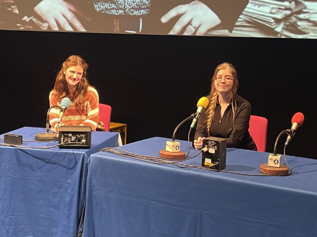 Look at our @SUMediaComm @SUCulture_Comm students Jessica and Caitlin - working on The News Quiz for BBC Radio 4 when it came to @TaliesinCreate this week - they reflect on this brilliant experience here ... swanseamumbler.com/radio/media-st…