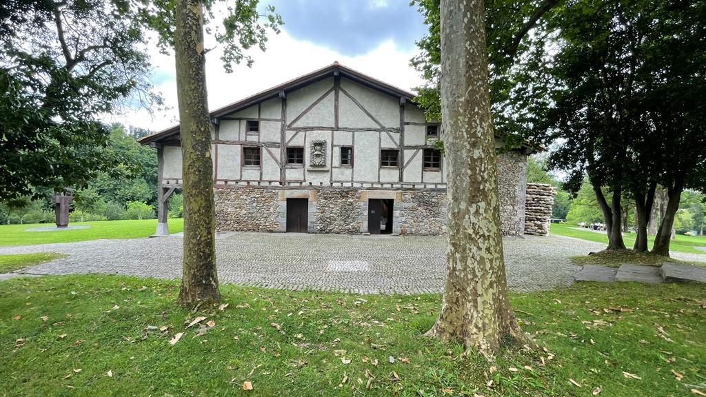 PodioMX's tweet photo. En algún lugar, el Lugar de Chillida

LEKU es la palabra en euskera que en castellano se traduce como LUGAR.

Leer más 👉 https://t.co/XBrbnOkq4u

@luismanuelochoa #arquitectura #chillida #chillida100 https://t.co/VUdLsernrS