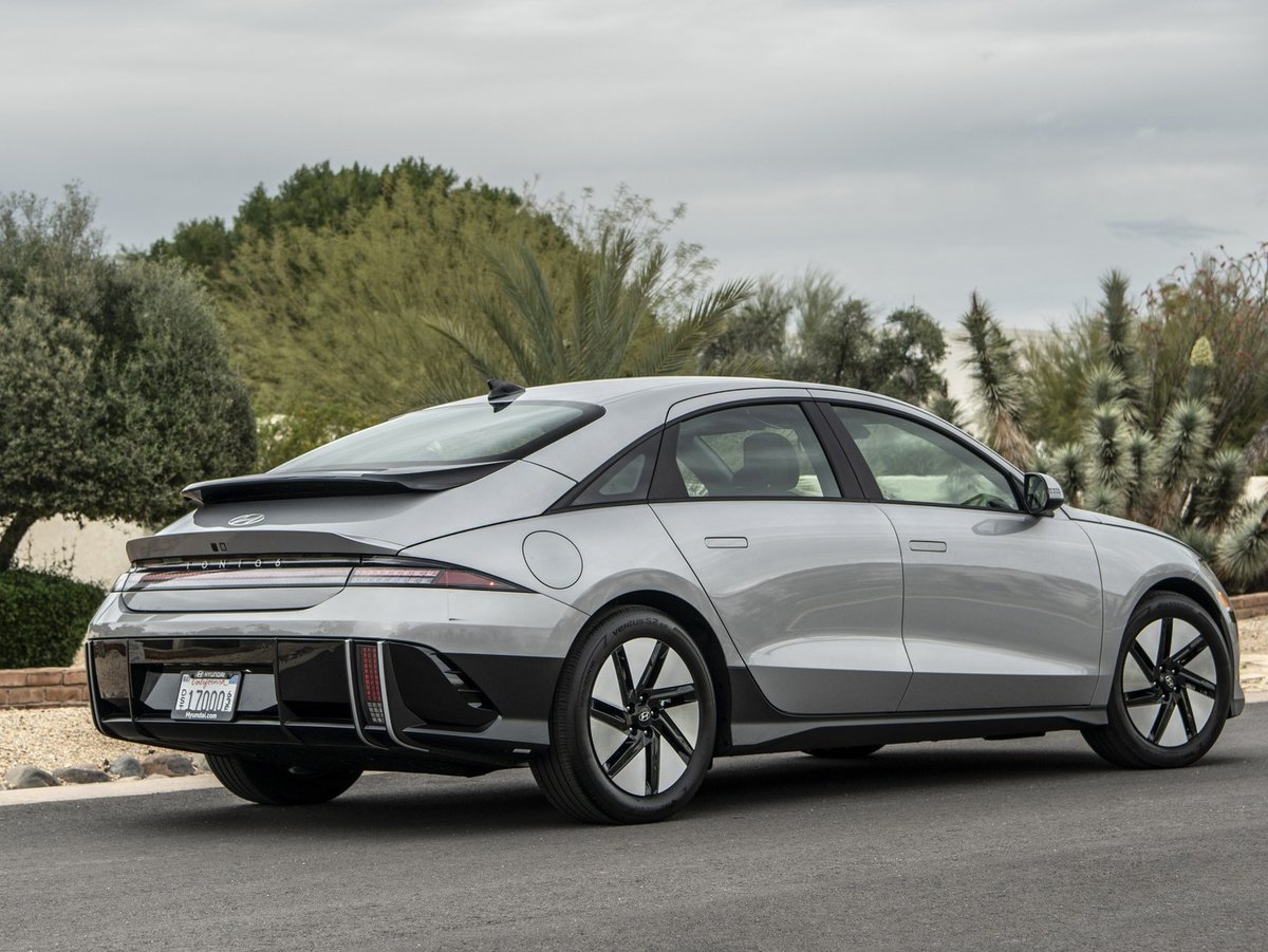 The #IONIQ6 is named a 2024 EV Pulse Editor's Choice awardee, marking its performance excellence and here to raise the bar for electric vehicles. Learn more: 1l.ink/8ZGJKCM ⚡