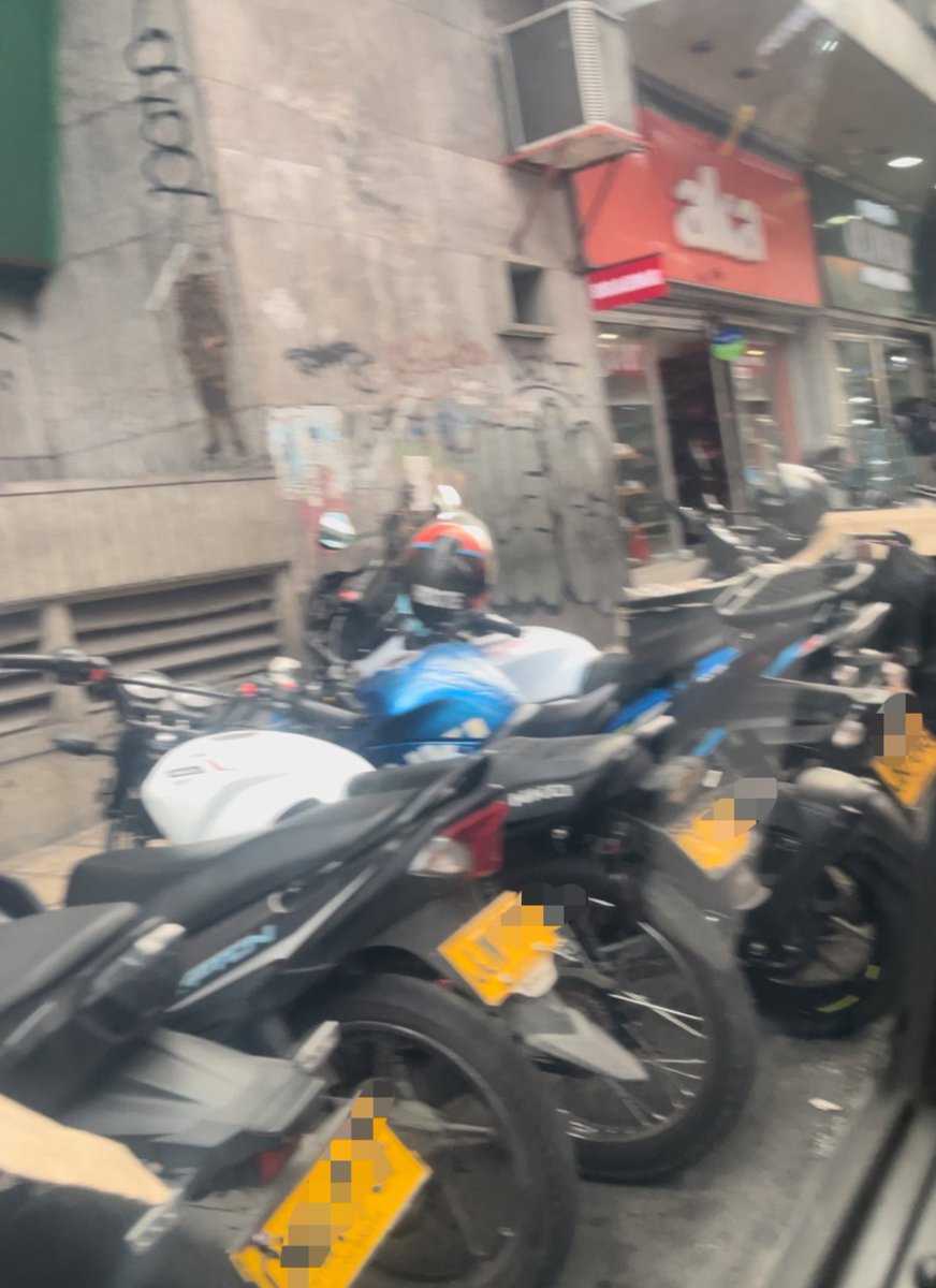 VFunhumaid's tweet photo. @MovilidadCali @alejoeder  le solicitamos su intervención en el centro de Cali la movilidad está afectada gravemente por parqueaderos callejeros 
Carrera 5 con calle 14 es imposible andar y es un gran factor de accidentes https://t.co/iACDcTMx0b