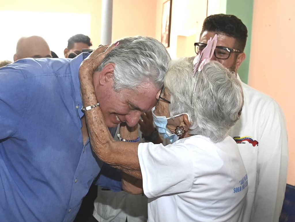 LA IMAGEN DEL DÍA. Hoy, en la Casa de Abuelos de Caibarién. Amor con amor se paga. #QueNadieQuedeAtrás